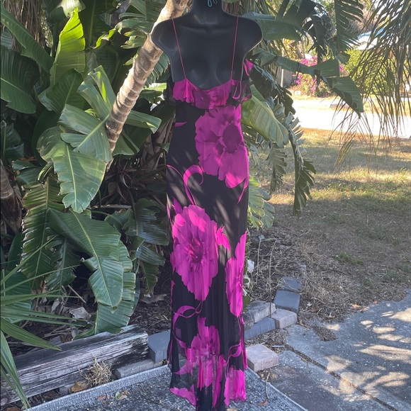 cache silk biased, cut ruffled dark floral dress - Picture 4 of 8